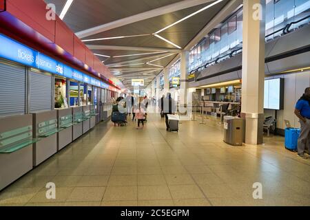 BERLIN, DEUTSCHLAND - CA. SEPTEMBER 2019: Innenaufnahme des Berliner Flughafens 'Otto Lilienthal', dem wichtigsten internationalen Flughafen Berlins. Stockfoto