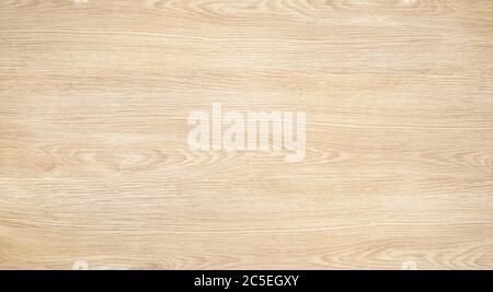 Draufsicht auf ein Holz oder Sperrholz als Hintergrund. Heller Holztisch mit einem Riss. Hintergrund mit Holzstruktur. Oberfläche aus Holz mit Naturfarbe und Muster. Stockfoto