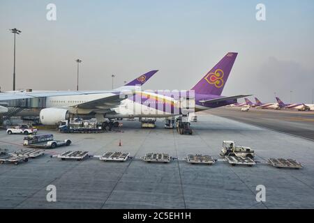 BANGKOK, THAILAND - CIRCA JANUAR 2020: Boeing 777 von Thai Airways auf dem Flugplatz Suvarnabhumi gesehen. Stockfoto