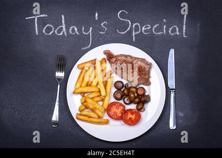 Steak und Chips Abendessen auf einer Tafel als Gericht des Tages. Stockfoto