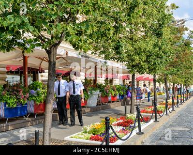 MOSKAU - 10. JULI 2015: Blumenfest in der Nähe VON GUM (Hauptkaufhaus) auf dem Roten Platz. GUM - einer der ältesten Supermärkte in Moskau. Stockfoto