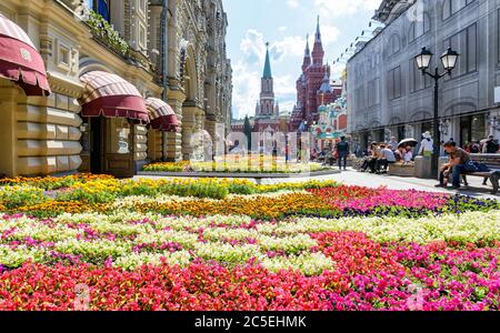 MOSKAU - 10. JULI 2015: Blumenfest in der Nähe VON GUM (Hauptkaufhaus) im Zentrum von Moskau. GUM - einer der ältesten Supermärkte der Stadt. Stockfoto