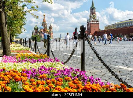 MOSKAU - 10. JULI 2015: Blumenfest in der Nähe VON GUM (Hauptkaufhaus) auf dem Roten Platz. GUM - einer der ältesten Supermärkte in Moskau. Stockfoto