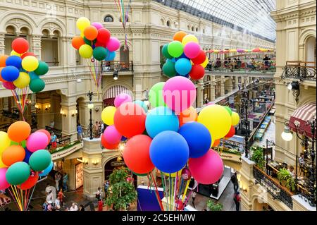 MOSKAU - 10. JULI 2015: Im GUM (Hauptkaufhaus). GUM befindet sich auf dem Roten Platz und ist einer der ältesten Supermärkte in Moskau. Stockfoto