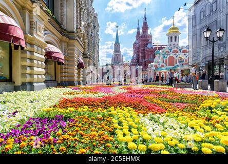 MOSKAU - 10. JULI 2015: Blumenfest in der Nähe VON GUM (Hauptkaufhaus) im Zentrum von Moskau. GUM - einer der ältesten Supermärkte der Stadt. Stockfoto