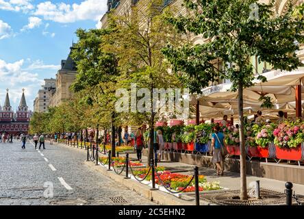 MOSKAU - 10. JULI 2015: Blumenfest in der Nähe VON GUM (Hauptkaufhaus) auf dem Roten Platz. GUM - einer der ältesten Supermärkte in Moskau. Stockfoto