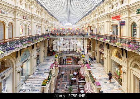 MOSKAU - 10. JULI 2015: Im GUM (Hauptkaufhaus). GUM befindet sich auf dem Roten Platz und ist einer der ältesten Supermärkte in Moskau. Stockfoto