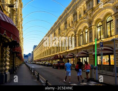 MOSKAU - 21. AUGUST 2015: Nachtbeleuchtung GUM (Hauptkaufhaus) auf dem Roten Platz in Moskau. GUM - einer der ältesten Supermärkte der Stadt. Stockfoto