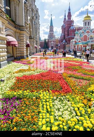 MOSKAU - 10. JULI 2015: Blumenfest in der Nähe VON GUM (Hauptkaufhaus) im Zentrum von Moskau. GUM - einer der ältesten Supermärkte der Stadt. Stockfoto