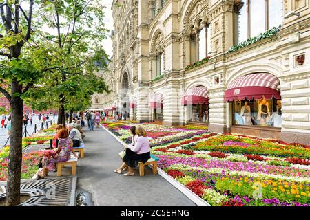 MOSKAU - 10. JULI 2015: Blumenfest in der Nähe VON GUM (Hauptkaufhaus) auf dem Roten Platz. GUM - einer der ältesten Supermärkte in Moskau. Stockfoto