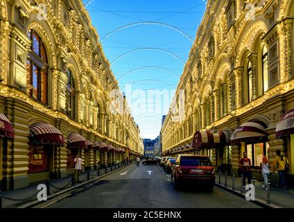 MOSKAU - 21. AUGUST 2015: Nachtbeleuchtung GUM (Hauptkaufhaus) auf dem Roten Platz in Moskau. GUM - einer der ältesten Supermärkte der Stadt. Stockfoto