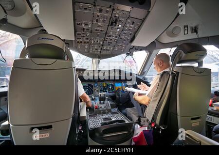 BANGKOK, THAILAND - CIRCA JANUAR 2020: Innenaufnahme des Boeing 787 Dreamliner Cockpits von Etihad Airways am Flughafen Suvarnabhumi. Stockfoto