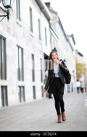 Urban moderne Frau zu Fuß in der Stadt Straße Stockfoto