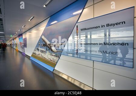 MÜNCHEN, DEUTSCHLAND - CA. JANUAR 2020: Innenaufnahme des Münchner Flughafens. Stockfoto
