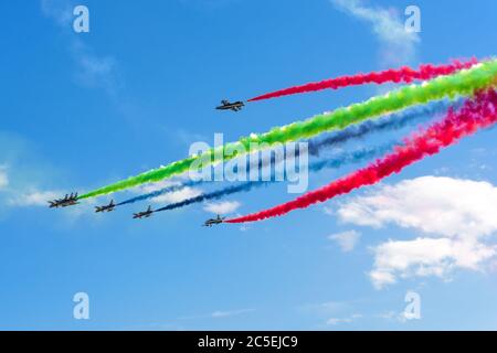 Moskau Region - 21. Juli 2017: Kunstflugvorstellung Team aus den Vereinigten Arabischen Emiraten auf dem Internationalen Luft-und Raumfahrt Salon (MAKS) in Schukowski. Stockfoto