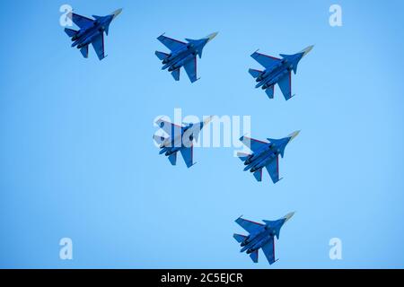 Kunstflug-Display-Team "Russian Knights" auf Su-30SM auf dem Internationalen Luft- und Raumfahrtsalon (MAKS) in Schukowski. Stockfoto