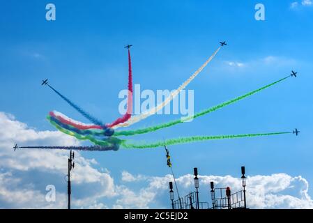 Moskau Region - 21. Juli 2017: Kunstflugvorstellung Team aus den Vereinigten Arabischen Emiraten auf dem Internationalen Luft-und Raumfahrt Salon (MAKS) in Schukowski. Stockfoto