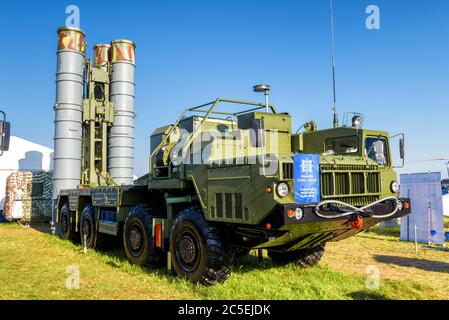 Region Moskau - 21. Juli 2017: Das russische Flak-Waffensystem S-400 Triumph auf dem Internationalen Luft- und Raumfahrtsalon (MAKS). Stockfoto