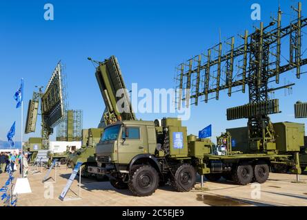 Region Moskau - 21. Juli 2017: Moderne russische militärische mobile Radarstationen auf dem Internationalen Luft- und Raumfahrtsalon (MAKS). Stockfoto
