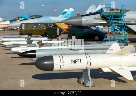 Moskau Region - 21. Juli 2017: Bomben und Raketen für den russischen Luftjäger auf dem Internationalen Luft- und Raumfahrtsalon (MAKS) in Schukowski. Stockfoto