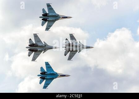 Kunstflug-Display-Team 'Falcons of Russia' auf Su-27 und Su-34 Auf dem Internationalen Luft- und Raumfahrt-Salon (MAKS) Stockfoto