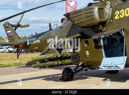 REGION MOSKAU - 28. AUGUST 2015: Die Bewaffnung des russischen Militärhubschraubers Mi-24 auf dem Internationalen Luft- und Raumfahrtsalon (MAKS) in Schukovs Stockfoto