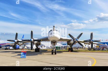 MOSKAU REGION - 28. AUGUST 2015: Russischer strategischer Bomber Tupolev TU-95MS 'Bär' auf dem Internationalen Luft- und Raumfahrtsalon (MAKS). Stockfoto