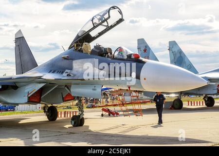 MOSKAU REGION - 28. AUGUST 2015: Russische Mehrzweckkämpfer Suchoi Su-30 'Flanker-C' auf dem Internationalen Luft- und Raumfahrtsalon (MAKS) in Schukowski. Stockfoto