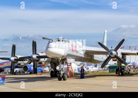 MOSKAU REGION - 28. AUGUST 2015: Russischer strategischer Bomber Tupolev TU-95MS 'Bär' auf dem Internationalen Luft- und Raumfahrtsalon (MAKS) in Schukowski. Stockfoto