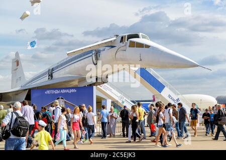 MOSKAU REGION - 28. AUGUST 2015: Das sowjetische Überschallflugzeug Tupolev TU-144 auf dem Internationalen Luft- und Raumfahrtsalon (MAKS). Stockfoto