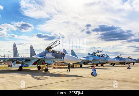 MOSKAU REGION - 28. AUGUST 2015: Russische Streikjäger Suchoi su-30 und su-34 auf dem Internationalen Luft- und Raumfahrtsalon (MAKS) in Schukowski. Stockfoto