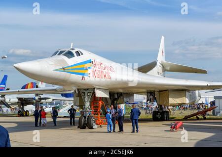 MOSKAU REGION - 28. AUGUST 2015: Russischer Überschallbomber Tupolev TU-160 'Blackjack' auf dem Internationalen Luft- und Raumfahrtsalon (MAKS) i Stockfoto