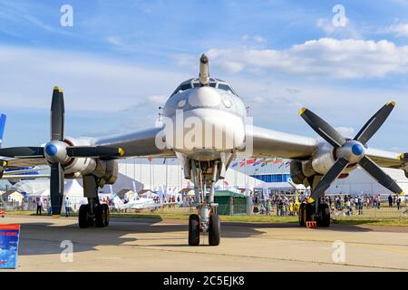 MOSKAU REGION - 28. AUGUST 2015: Russischer strategischer Bomber Tupolev TU-95MS 'Bär' auf dem Internationalen Luft- und Raumfahrtsalon (MAKS). Stockfoto