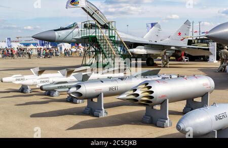 MOSKAU REGION - 28. AUGUST 2015: Bomben und Raketen für die MiG Kämpfer auf dem Internationalen Luft-und Raumfahrt-Salon (MAKS) in Schukowski. Stockfoto