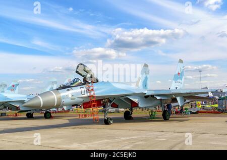 MOSKAU REGION - 28. AUGUST 2015: Neuer russischer Kampfjäger Suchoi Su-35 'Flanker-E' auf dem Internationalen Luft- und Raumfahrtsalon (MAKS). Stockfoto