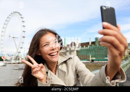 Asiatischer Tourist in London, der ein Selbstportrait fotografiert Stockfoto