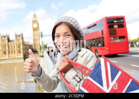 London Tourist Frau mit Einkaufstasche, Big Ben Stockfoto