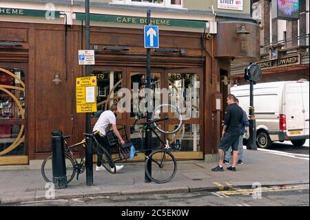 London, UK, 2. Juli 2020 Cafe Boheme in der Old Compton Street bereitet sich auf die Wiedereröffnung vor. West End bereitet sich auf Super Saturday vor, da die Pubs geöffnet sind. Viele Unternehmen zeigen keine Anzeichen von Öffnung, da das Hotel und die Theater geschlossen bleiben und es keine Touristen gibt. Kredit: JOHNNY ARMSTEAD/Alamy Live Nachrichten Stockfoto