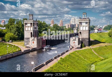 Schleusen am Moskauer Kanal, Russland Stockfoto