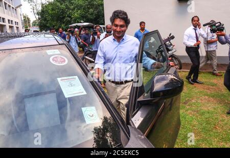 Colombo, Sri Lanka. Juli 2020. Der ehemalige Sri-lankische Cricketer Kumar Sangakkara, Kapitän der Cricket World Cup 2011, verlässt am 02. Juli 2020 die Spezialuntersuchungseinheit in Colombo. Kredit: Pradeep Dambarage/ZUMA Wire/Alamy Live Nachrichten Stockfoto