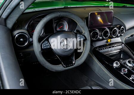 Sankt-Petersburg, Russland, 12. Januar 2018 : Mercedes-Benz Coupé GT-R 63 AMG Affalterbach, Luxus-Rennwagen-Interieur. Stockfoto