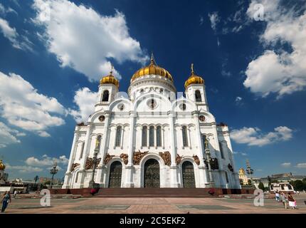 MOSKAU - 9. AUGUST: Die Kathedrale Christi des Erlösers am 9. august 2013 in Moskau, Russland. Es ist die höchste orthodoxe christliche Kirche der Welt. Stockfoto