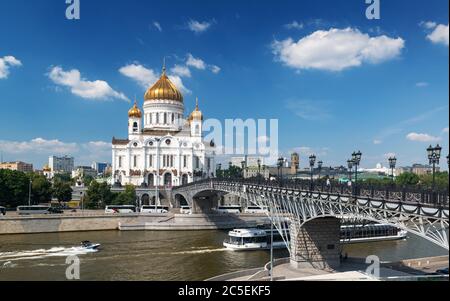 MOSKAU - 9. AUGUST: Die Kathedrale Christi des Erlösers und Patriarschy Brücke am 9. august 2013 in Moskau, Russland. Es ist das höchste orthodoxe Christia Stockfoto