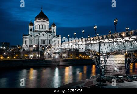 Die Kathedrale Christi des Erlösers und die Patriarschy-Brücke in der Nacht in Moskau, Russland Stockfoto