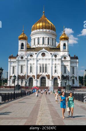 MOSKAU - 9. AUGUST: Die Kathedrale Christi des Erlösers und Patriarschy Brücke am 9. august 2013 in Moskau, Russland. Es ist das höchste orthodoxe Christia Stockfoto