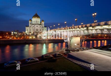 Die Kathedrale Christi des Erlösers und die Patriarschy Brücke in der Nacht in Moskau, Russland Stockfoto