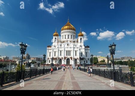 MOSKAU - 9. AUGUST: Die Kathedrale Christi des Erlösers und Patriarschy Brücke am 9. august 2013 in Moskau, Russland. Es ist das höchste orthodoxe Christia Stockfoto