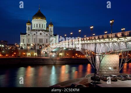 Die Kathedrale Christi des Erlösers und die Patriarschy Brücke in der Nacht in Moskau, Russland Stockfoto