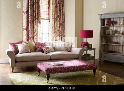 Aufnahme von bunten Kissen auf dem Sofa im modernen Wohnzimmer Stockfoto
