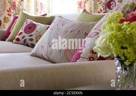 Aufnahme von bunten Kissen auf dem Sofa im modernen Wohnzimmer Stockfoto
